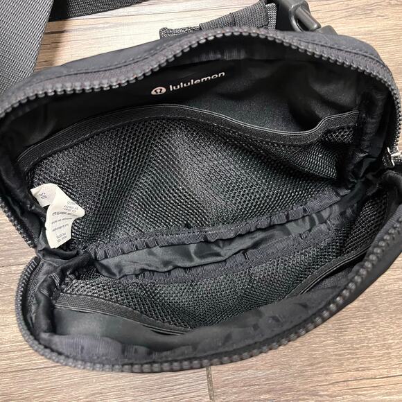 Lululemon Everywhere Belt Bag 1L Classic Black Crossbody Water Repellent Travel - Picture 4 of 4
